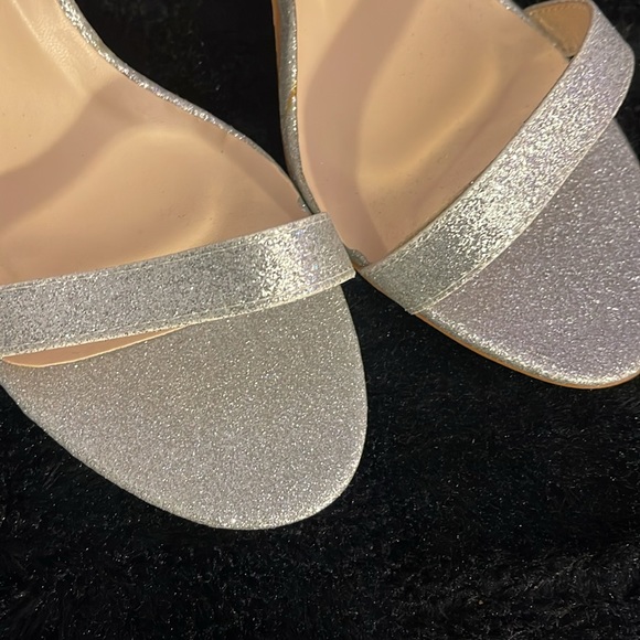 NWOT Silver Glitter 5” Heel Strappy Sandals Party or Season Sandal Block Heel - Picture 3 of 9